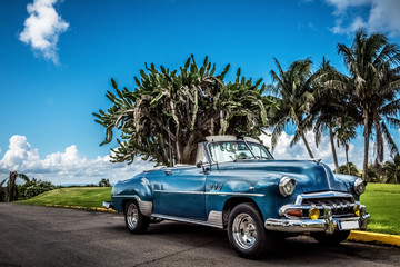 HDR - Blauer amerikanische Cabriolet Oldtimer parkt am Golfplatz von Varadero Kuba - Serie Kuba...