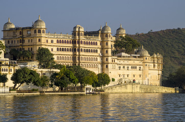 Fototapeta na wymiar Beautiful landscape of the city on water at sunset in India Udaipur 