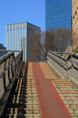 歩道橋の階段とビル群