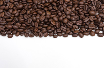 Naklejka premium Roasted coffee beans on white.