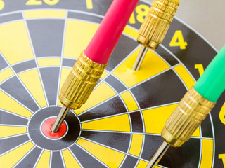 dart arrow on center dartboard