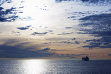Obraz premium The Pacific ocean is during sunset. Evening landscape has the blue sea, it is in Los Angeles, the USA. 