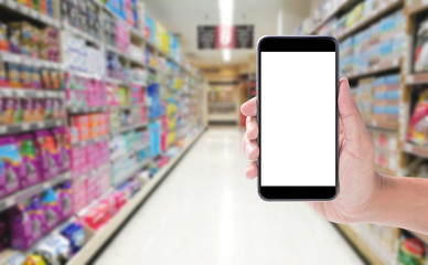 hand hold phone with blank white on screen and blurred background of shopping market