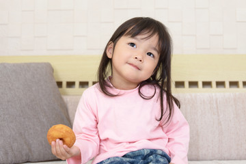 おやつを食べる女の子