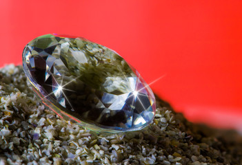 ein funkelnder Edelstein mit Diamantschliff
