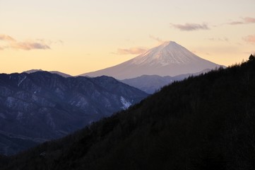 柳沢峠より朝日の富士山