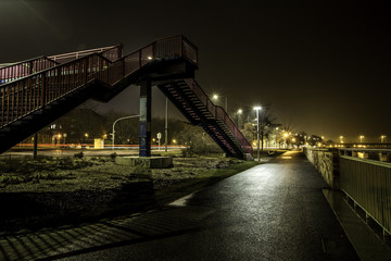 Fußgängerbrücke an der Elbe in Magdeburg bei Nacht