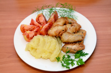 Mashed potatoes and fish in the test