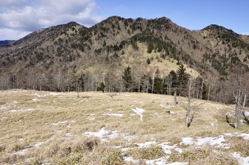 Fototapeta na wymiar 初冬の草原と燕山
