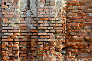 Alte renovierungsbedürftige Ziegelmauer