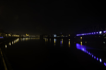 Beleuchtete Hubbrücke in Magdeburg
