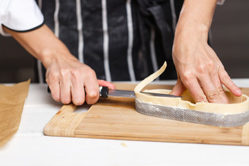 Obraz premium preparing dough for tart