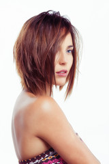 Fototapeta premium Portrait d'une jeune femme de profil au regard sensuel, porte un carré flou