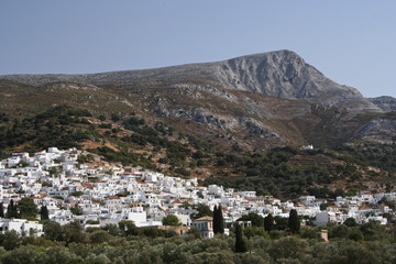 Fototapeta na wymiar Zas, der höchste Berg von Naxos über der Stadt Filoti