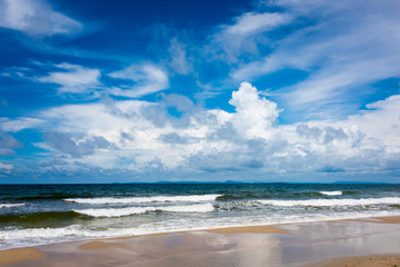 Fototapeta na wymiar Strand mit Wolken und blauem Himmel, Golf von Thailand