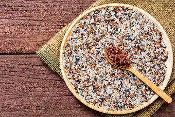 Rice Rice Berry in dish on old wood