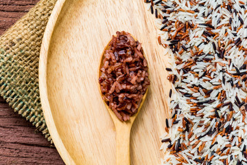Rice Rice Berry in dish on old wood