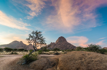Naklejka premium Sonnenuntergang an der Spitzkoppe, Erongo, Namibia