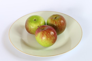  apples on the plate