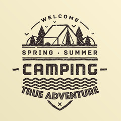 Summer camping emblem in vintage style. Vector illustration. - obrazy, fototapety, plakaty