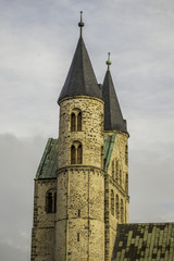 Fototapeta na wymiar Klosterkirche in Magdeburg an einem bewölkten Wintertag