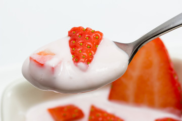 Cucharada de yogurt con fresas