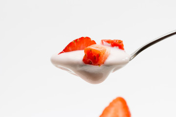 Cucharada de yogurt con fresas