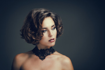 Portrait d'une jeune femme, le  regard sur le coté