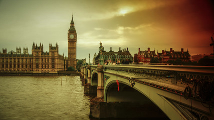 Fototapeta premium LONDON, UK - APRIL: Traffic and pedestrians on Westminster Bridge near Big Ben and Parliament