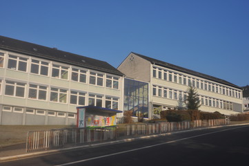 Fototapeta na wymiar Schulhaus , Schulgebäude, Schule