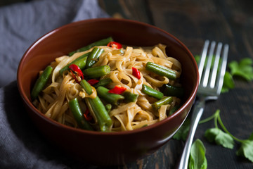 Noodles with green beans and peppers