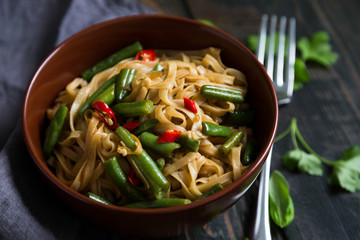 Noodles with green beans and peppers