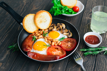 Breakfast tomatoes, sausages, beans, mushrooms, eggs,toast and herbs 