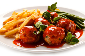 Roast meatballs, chips and vegetables 