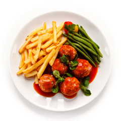 Roast meatballs, chips and vegetables 