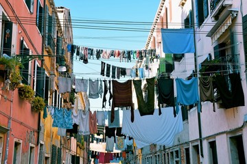 Venezia tipica calle con biancheria