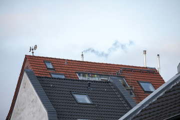 rauchende Schornsteine auf Hausdächern