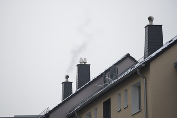 rauchende Schornsteine auf Hausdächern