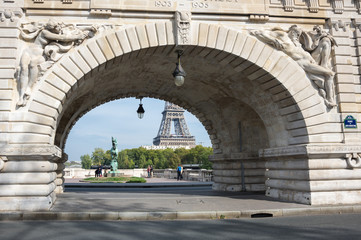Fototapeta na wymiar Pont de Bir-Hakeim in Paris