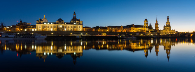 Fototapeta na wymiar Dresden an der Elbe zur blauen Stunde