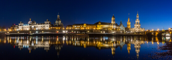 Dresden an der Elbe zur blauen Stunde