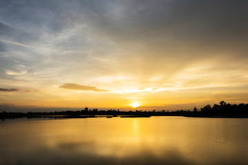 Obraz premium Beautiful sunset over lake