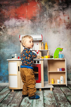 kleiner Junge kocht in seiner Küche