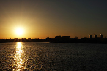 川面に登る太陽と高層マンション_560
