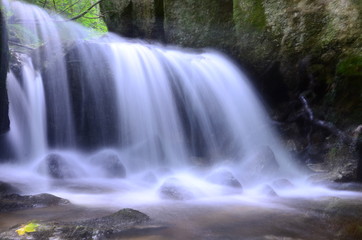 Obraz premium Wasserfall in der Ysperklamm mit Blatt im Herbst