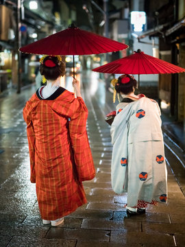 Zwei Maiko auf einer Straße in Kyoto, Japan