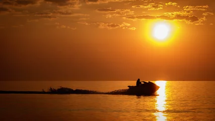  Silhouetjetski op de achtergrond van het zeelandschap © janjutamas