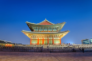 Naklejka premium Pałac Gyeongbokgung nocą, Seul, Korea Południowa