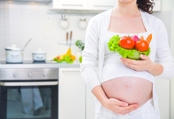 Obraz na płótnie Canvas Pregnant woman with healthy food