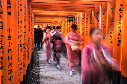 Japaner besuchen den Fushimi Inari Schrein in Kyoto, Japan